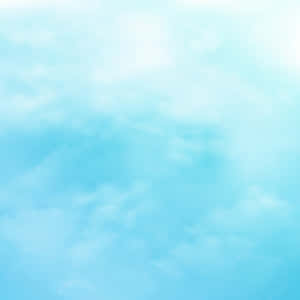 柔和藍色天空，縷縷薄雲在日光中閃耀。 — 型格藍色動態 壁紙