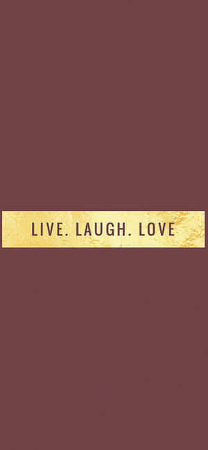 栗色背景，帶有金色紋理條，上面寫著live laugh love。 — iPhone 14 壁紙
