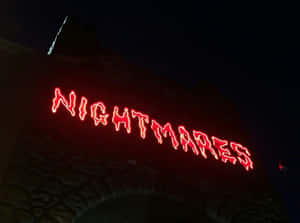 夜晚石拱門上的紅色霓虹燈牌 nightmare — 美學 壁紙