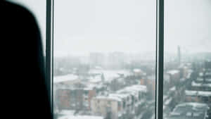 冬天從積雪的城市窗戶往外看的人的剪影 — 天空景觀 壁紙