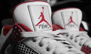 白色和紅色 Air Jordan 運動鞋，Jumpman 標誌對焦。