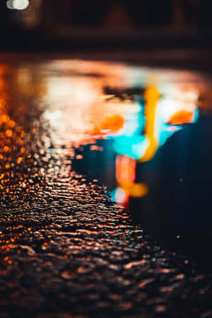 雨濕的街道在夜晚反射出色彩繽紛的霓虹燈光。