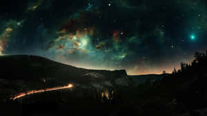 一條發光的道路蜿蜒穿過黑暗的山脈，在充滿活力的星空下，有星雲和一顆彗星。