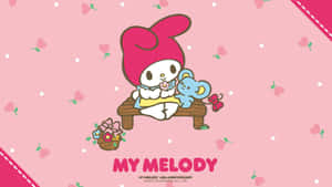 My Melody 手持花朵，與藍色大象毛絨玩具一起坐在長椅上，背景為粉紅色，帶有心形。
