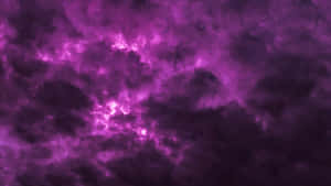 在黑暗星雲中帶有發光高光的紫色宇宙雲。