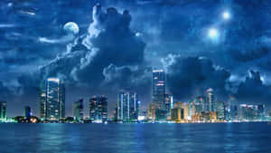 夜晚的城市天際線，月亮和雲彩倒映在水面上。