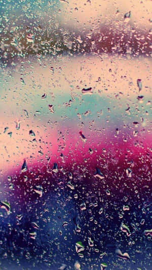 窗戶上的雨滴，背景是色彩繽紛的模糊天空。 — 淺粉紅色美學動圖 壁紙