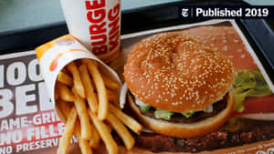 Burger King漢堡和薯條放在品牌托盤上，附有紙。 — 2560x1440 壁紙