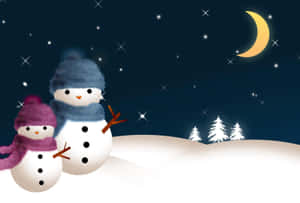 兩個戴著帽子和圍巾的雪人，在星空夜空下，有一彎新月。