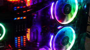 暗色機箱中發光的RGB風扇和發光的電腦組件。