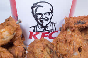酥脆的炸雞塊從帶有山德士上校標誌的KFC桶中溢出。