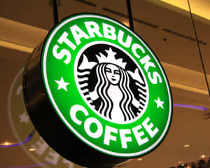 Starbucks咖啡店照明綠色標誌牌掛在室內。 — 星巴克 壁紙