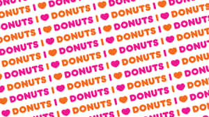 白色上重複嘅粉紅色和橙色 I heart donuts 文字圖案。