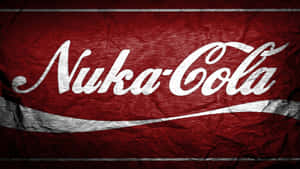Nuka-Cola標誌在一個皺巴巴的紅色橫幅上，帶有白色文字。