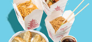 藍色背景上裝有亞洲食物的外賣容器，包括麵條、炒飯和餃子。