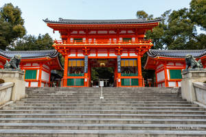 鮮豔的橙色日本神社，有石階和守護獅子雕像。 — 日本武士 壁紙