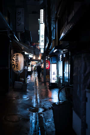 雨濕的夜晚小巷，發光的霓虹燈招牌和燈籠倒影在濕漉漉的路面上。