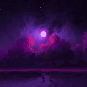 一對情侶在超現實的夜空中，於發光的紫色月亮下手牽手散步。