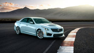日落時分沙漠賽道上的銀色Cadillac CTS-V。