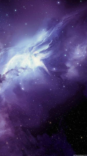 在深空中與星星一起發光的充滿活力的紫色和藍色星雲。 — 紫色 iPhone 壁紙