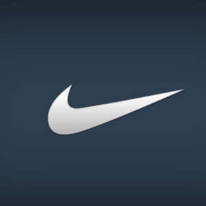 白色Nike勾號標誌在深藍色紋理背景上