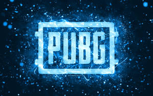 在黑暗背景下，PUBG 標誌發出電光藍色能量和閃爍粒子的光芒。