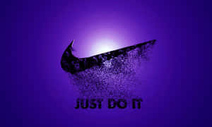 Nike swoosh標誌分解成粒子，紫色背景上有「JUST DO IT」文字。