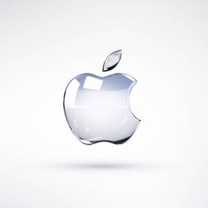 一個帶有金屬葉片的透明玻璃Apple標誌，漂浮在白色背景上。 — 簡約 壁紙