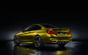 光澤金色BMW M4跑車在攝影棚中，背景為深色條紋。