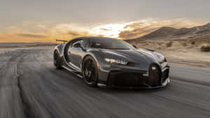 灰色Bugatti Chiron在日落時分的沙漠公路上飛馳
