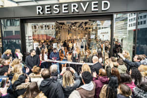 人們在Reserved商店盛大開業時剪綵。