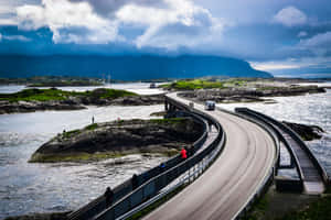 彎曲的海岸道路，行人與貨車在暴風雨天空下穿越岩石島嶼。