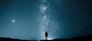 人在山頂上，星空下，銀河可見 — 夜空 壁紙