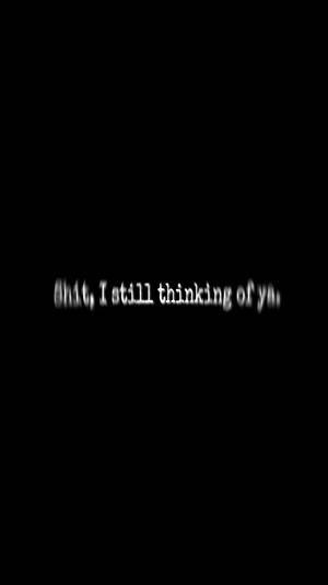 黑色背景上模糊的白色文字寫著「Shit I still thinking of ya」。