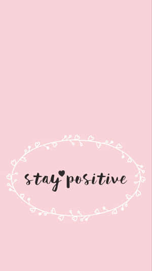 粉紅色背景，白色心形花環內有 'stay positive' 文字。
