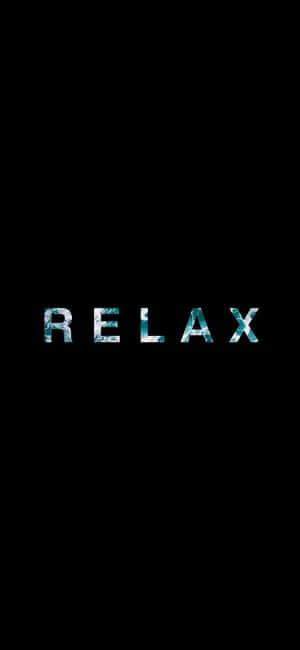 文字壁紙，黑色背景上帶有冰藍色紋理的 relax 字樣 — Pixel 10 Pro 壁紙