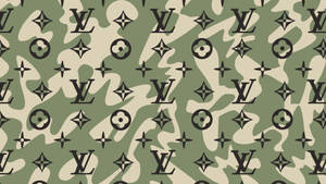 迷彩牆紙，重複出現綠色和米色的 Louis Vuitton 標誌。