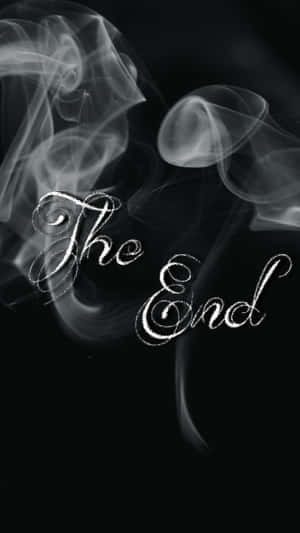 The End 以優雅草書書寫，被旋轉煙霧環繞，黑色背景。