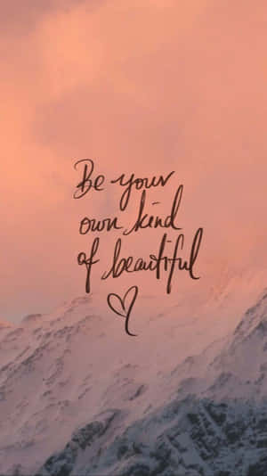 日落時分的雪山，附有勵志名言「be your own kind of beautiful」。