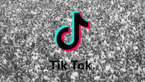 TikTok標誌覆蓋在活動中密集的人群上。