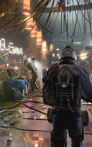 穿著暗色裝甲的 cyberpunk 角色，站在一條佈滿霓虹燈、掛著電纜和發光招牌的小巷中。