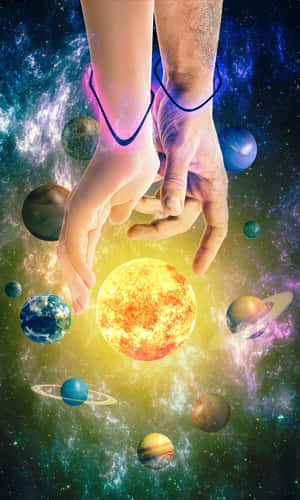 兩隻手伸向一個太陽，行星漂浮在色彩繽紛的星雲中。