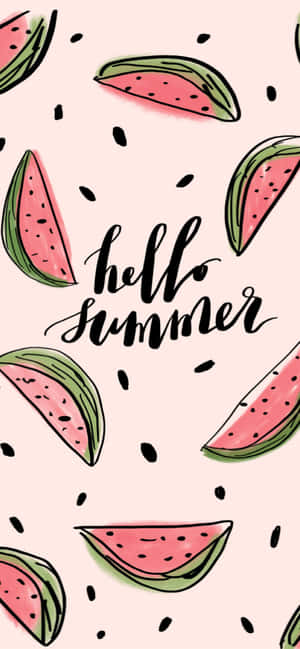 hello summer 文字被西瓜片和種子包圍在粉紅色背景上。