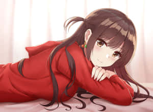 動漫女孩穿著紅色連帽衫躺在床上微笑。