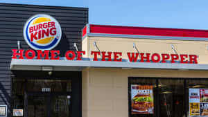 漢堡王餐廳，帶有「Home of the Whopper」招牌和晴朗的天空。