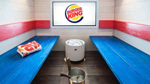 Burger King品牌的桑拿房，配有藍色長凳和發光標誌。