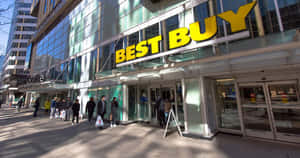 顧客在陽光明媚的日子於Best Buy電子產品店外排隊。