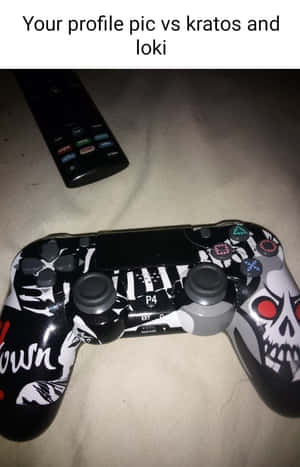 一個骷髏圖案遊戲手把和遙控器在夜間的米色布料表面上。 — 貓咪迷因 壁紙