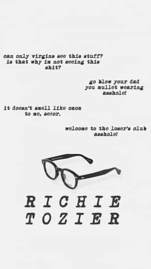 黑框眼鏡，周圍有打字機打出的粗俗文字和Richie Tozier的名字。