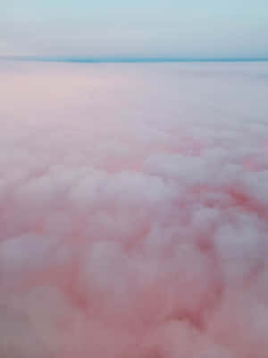 從上方觀看的粉紅色和白色雲朵，伴隨淡藍色天空
